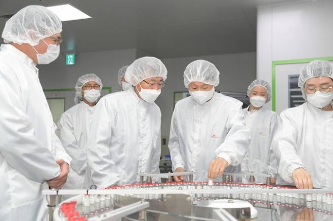 김강립 식품의약품안전처장이 지난해 9월 경북 안동에 위치한 SK바이오사이언스 백신 공장을 방문했다. 식품의약품안전처