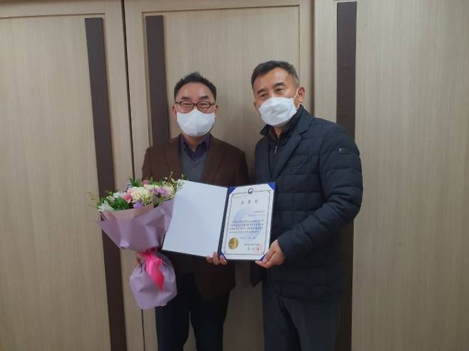 대열보일러 신국호(왼쪽) 대표가 산업통상부장관 표창을 수상했다.