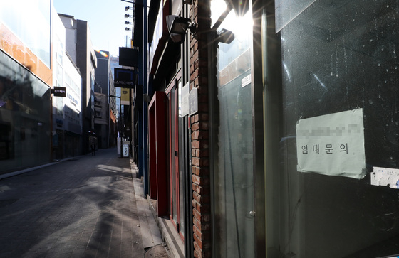 지난 14일 오후 한산한 모습의 서울 명동거리의 한 매장에 임대 안내문이 붙어있다. /사진=뉴스1
