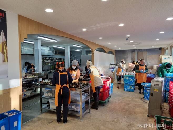 17일 서울시 동대문구 밥퍼나눔운동본부 본관 1층 주방에서 봉사자가 음식을 준비하고 있다. /사진=조성준 기자