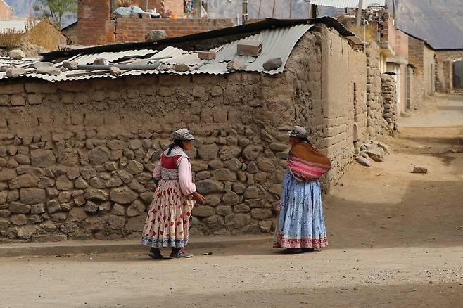 트레킹의 출발지이자 도착지인 산 미겔의 전통복장을 입은 마을사람들.