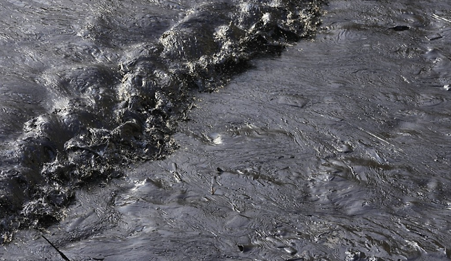 17일(현지시간) 남미 페루 카야오주 벤타니야의 해변이 유출된 기름으로 뒤덮여 있다. 카야오 AP=연합뉴스
