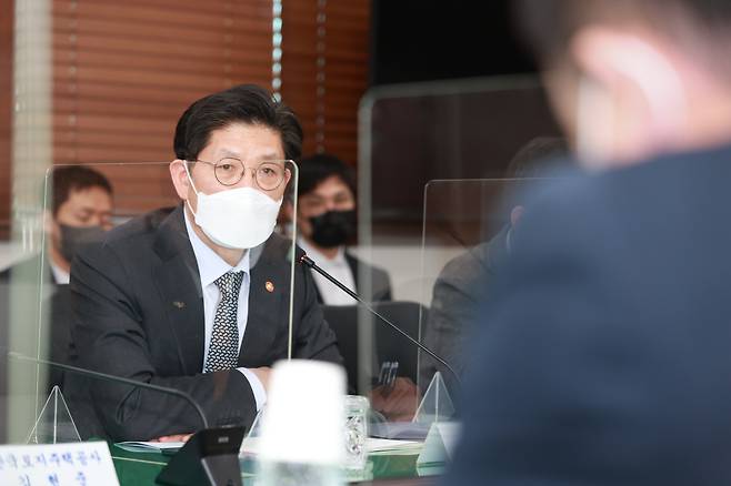 18일 열린 긴급 건설안전 점검회의에 참석한 노형욱 국토교통부 장관. 국토교통부 제공