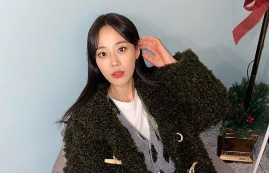 Heo Young-ji from the group KARA boasted cute beauty.On the 18th, Heo Young-ji posted a picture on his instagram with the phrase Who will chef meet today? Meet me at 5 oclock?In the photo, Heo Young-ji showed a casual look with a long straight hair and a warm-looking outerwear and jeans staring at the camera.In addition, I admired the admiration with a refreshing vitamin smile that captivates my eyes.Meanwhile, Heo Young-ji made his debut as a member of the group KARA in 2014 and has been active in acting and entertainment since then.Heo Young-ji is also appearing as an MC on Revolutions Track, which is broadcast on YouTube channel Studio Carrer.