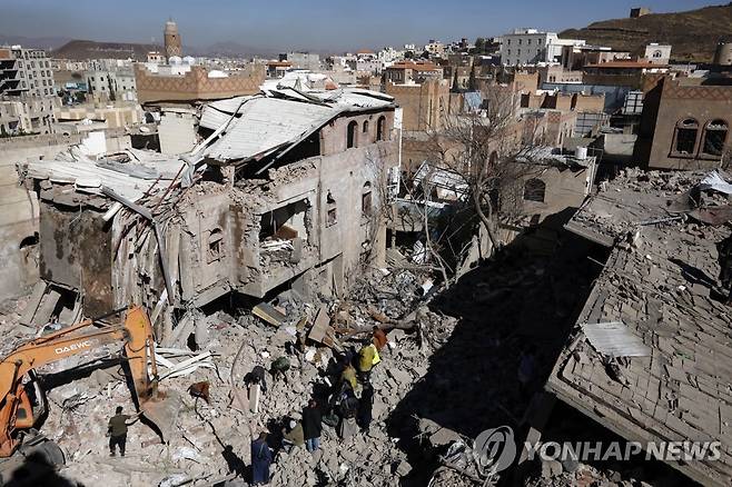 사우디 폭격으로 파손된 건물 (사나 EPA=연합뉴스) 18일(현지시간) 예멘의 수도 사나에서 사우디아라비아의 폭격으로 무너진 건물 잔해 수색 작업이 이뤄지고 있다. 2022.1.18 photo@yna.co.kr