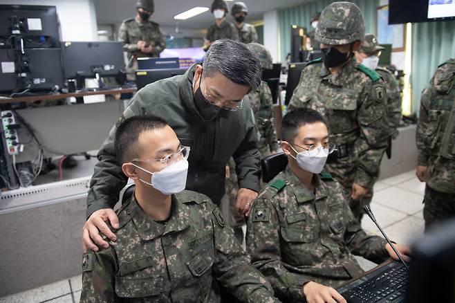 서욱 국방부장관이 18일 오후 32사단 레이더기지를 방문해 근무 중인 장병들을 격려하고 있다. (사진=국방부)