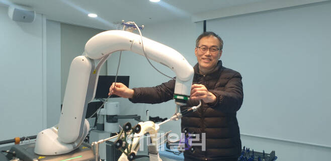 이재준 큐렉소 대표이사가 인공관절 수술로봇 ‘큐비스-조인트’을 살펴보고 있다. (사진=김지완 기자)