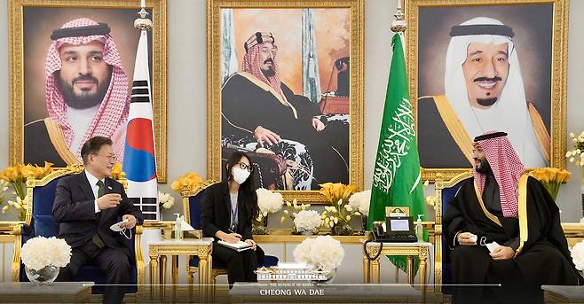 아랍에미리트(UAE)와 사우디아라비아, 이집트 등 중동 3개국을 순방 중인 문재인 대통령이 18일(현지시간) 사우디아라비아 킹칼리드 국제공항에 도착해 모하메드 빈 살만 왕세자와 환담을 나누고 있다.(청와대 페이스북) 2022.1.18/뉴스1