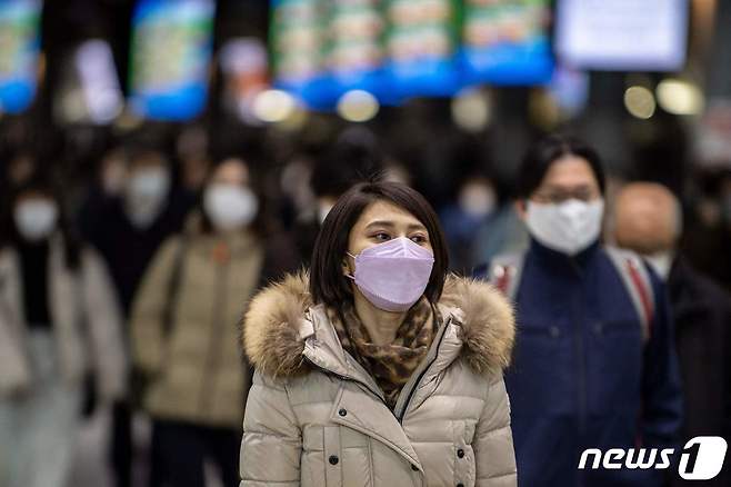 2022년 1월 18일 일본 도쿄 시나가와역 모습. 마스크를 쓴 사람들로 빼곡하다. © AFP=뉴스1