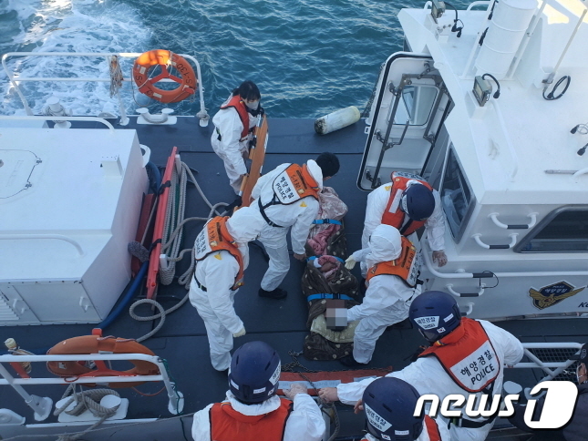 여수해경이 복어독에 중독된 승선원 5명을 병원으로 긴급이송하고 있다.(여수해경 제공)2022.1.19/© 뉴스1