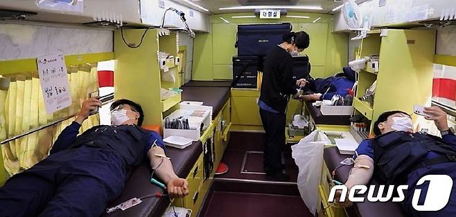 19일 SK㈜ 머티리얼즈 직원이 '생명 나눔-온(溫)택트' 헌혈 캠페인에 따라 헌혈하고 있다. © 뉴스1