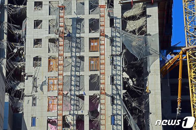18일 오후 광주 서구 화정동 '현대산업개발 아파트 신축공사 붕괴사고' 현장에 제거되지 못한 잔해물이 보이고 있다. 지난 11일 오후 3시46분쯤 해당 공사 현장 201동 건물이 38층부터 23층까지 무너져 작업자 6명이 실종됐다. 실종자 중 1명은 숨진 채 수습됐고, 나머지 5명의 생사 여부는 확인되지 않고 있다. 2022.1.18/뉴스1 © News1 정다움 기자