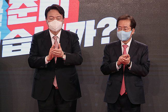 국민의힘 윤석열(왼쪽) 대선 후보와 홍준표 의원. /뉴시스
