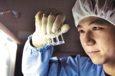 경북 안동의 SK케미칼 백신공장 ‘L하우스’ 에서 연구원이 세포 샘플을 검사하고 있다.