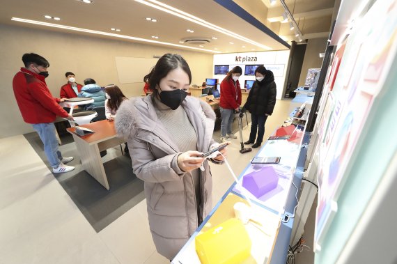 KT는 다양한 제휴 상품을 체험할 수 있는 플랫폼 매장 브랜드 ‘KT Add Shop’을 론칭하고 서울 선릉과 광주 상무에 매장을 오픈했다고 19일 밝혔다. KT 모델들이 KT Add Shop에서 소상공인 관련 서비스와 제휴 상품들을 체험하고 있다. KT사진 제공