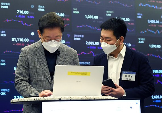 이재명 더불어민주당 대선후보(왼쪽)가 19일 오전 서울 강남구 업비트라운지에서 열린 가상자산거래소 간담회에서 가상자산 플랫폼(빗썸)에 회원가입을 하고 있다. 사진=서동일 기자