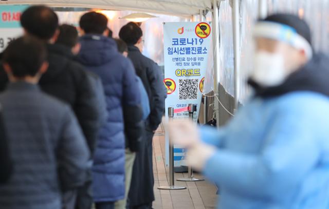 코로나19 신규 확진자 수가 5805명으로 집계된 19일 오전 서울 중구 시청 앞 서울광장에 마련된 중구 코로나19 임시 선별진료소에서 검사를 받으려는 시민들이 줄을 서고 있다. 뉴시스