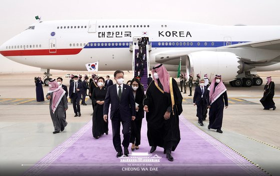 아랍에미리트(UAE)와 사우디아라비아, 이집트 등 중동 3개국을 순방 중인 문재인 대통령이 18(현지시간) 사우디아라비아 킹칼리드 국제공항에 도착해 모하메드 빈 살만 왕세자와 함께 의장대를 사열하고 있다. 청와대 페이스북