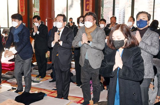 정세균 전 국무총리와 윤호중 민주당 원내대표 등 의원들이 17일 오전 서울 종로구 조계사를 방문해 조계종 총무원장 원행스님을 만나기 앞서 대웅전에서 참배하고 있다. 이날 민주당 인사들은 정청래 의원의 봉이 김선달 발언을 사과하며 108배를 했다. 국회사진기자단