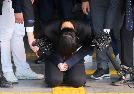 노원 세모녀 살인사건 피의자 김태현이 검찰 송치 전 취재진의 질문에 답하며 무릎을 꿇은 채 고개를 숙이고 있다. 뉴시스
