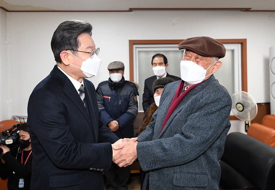 더불어민주당 이재명 대선 후보가 19일 서울 동작구 신대방2동 경로당을 방문해 전국 경로당 회장단과 인사를 하고 있다. 국회사진기자단