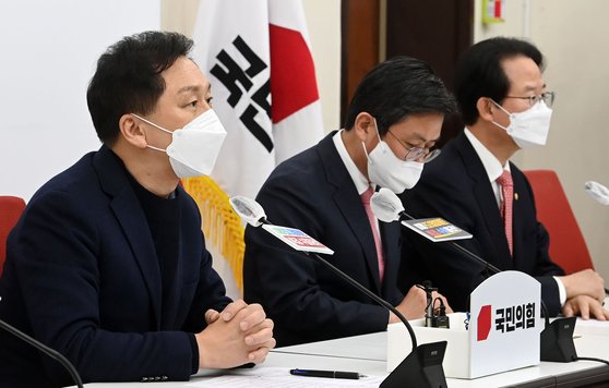 19일 오전 국회에서 긴급기자간담회를 하는 김기현(왼쪽) 국민의힘 원내대표. 김경록 기자