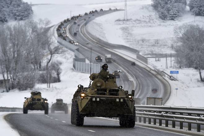 러시아 무장 탱크가 18일(현지시간) 크림반도 주변의 고속도로를 이동하고 있다. AP연합뉴스