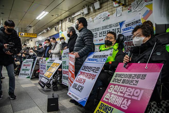 지난 5일 서울 혜화역에서 장애인 활동가들이 선전전을 진행하고 있다. 교통약자법이 마련됐지만 정부는 여전히 관련 예산 지출에 소극적이다. 사진=전장연