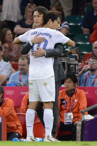 올림픽 축구대표팀 홍명보 감독이 영국 카디프 밀레니엄 스타디움에서 열린 일본과의 경기에서 교체된 박주영과 뜨거운 포옹을 하고 있다.