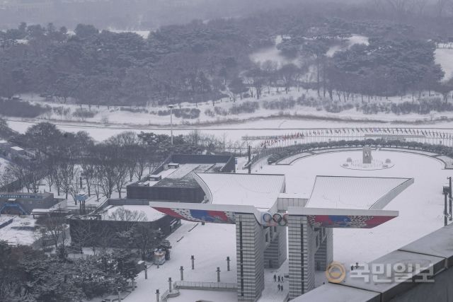 19일 서울 송파구 올림픽공원에 눈이 쌓여있다.