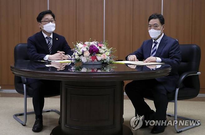 박범계 법무부 장관(왼쪽)과 김오수 검찰총장 / 사진=연합뉴스
