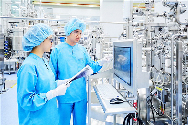 글로벌 의약품 위탁생산(CMO) 삼성바이오로직스 송도 공장에서 연구원들이 작업을 하고 있다. [사진 제공 = 삼성바이오로직스]