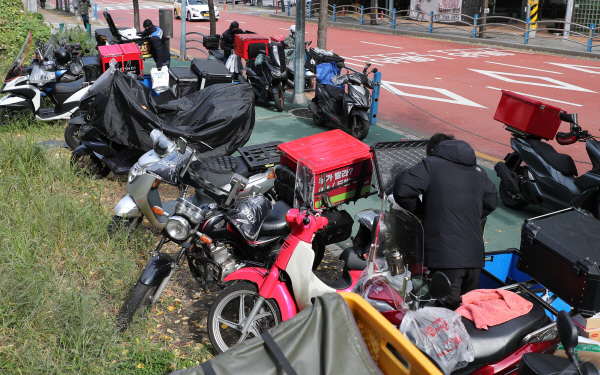 서울 용산구 한남동 인도에서 배달 오토바이들이 대기하고 있다. [사진 출처 = 연합뉴스]