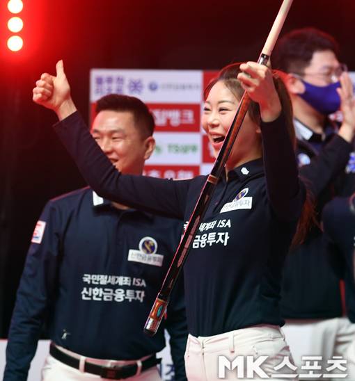 김가영이 혼합복식 승리를 확정짓고 마민캄과 기뻐하고 있다.