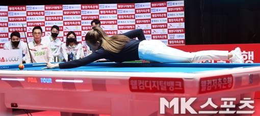 어려운 공 위치로 테이블에 엎드려 샷을 하는 김가영.