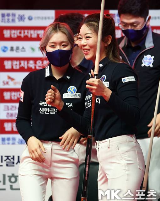 김가영이 여자단식에서 이미래를 꺾은 김보미와 기뻐하고 있다.