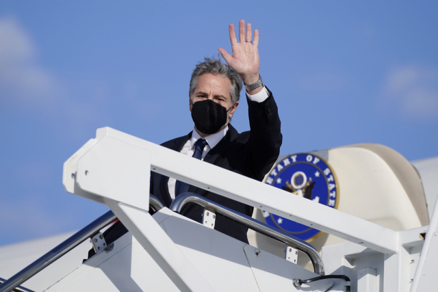 토니 블링컨 미 국무장관이 18일 우크라이나로 출발하기 위해 전용기에 오르고 있다./연합뉴스