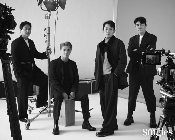 Singles, a pleasant lifestyle magazine for imposing singles, unveiled a picture of Lee Seung-cheol, Kim Chan-woo and Junsu and Young Tak, who were united on Channel A Mens Life - grooms class these days (teaching groom).The four men, who appeared in neat and dandy style costumes, boasted a perfect breath that was so different from age and personality.It is the back door that the laughter did not stop throughout the filming as the play was exchanged like a close friend beyond the middle of the seniors.Lee Seung-cheol, who is a 36-year-old national singer but is the first to observe, said, No matter how much I love and love for a long time, there are many things that can hurt each other.I thought it would be nice if you could advise me as a senior so that I can prepare and prepare for such things in advance. It is awkward to put everyday life on the camera because there is a timid aspect to be called Triple A type.Kim Chan-woo, I am worried that it shows too raw, said, It was burdensome because it was the first fixed entertainment program in my life, but I want to show Junsu with a more comfortable appearance.I want to let you know that I am not too far away as I think. Junsu also predicted that this program will show a frank aspect.Lee Seung-cheol, who has been running as a representative singer in Korea, has been a Top Model and a Top Model without hesitation.There is no fear of new work, no fear of changing me. A singer is a job that needs to listen to others.So that I can always meet new people and sing for a long time with steady change. Kim Chan-woo, who reported on his welcome return following Burning Youth, said, I know that it is possible to live a colorful life overnight because I have returned to broadcasting.I hope that every day will be like today after living a hard day. Junsu, who founded the company last year and announced his new start, said, I am grateful to see fans who fill musicals and concert seats every time, even though they have not been on the air for a very long time.I want to remain an artist who is not ashamed to be a fan of Junsu for a while. Young Tak, who is actively working as a singer and producer, said, I can not express the joy of listening to music and listening to it and increasing the perfection in a better direction.I want to be Young Tak who can greet you in various places regardless of genre. On the other hand, from Lee Seung-cheol, who showed his daily life as a fool of his daughter for 16 years, to Kim Chan-woo, who is about to marriage with his girlfriend, and Junsu and Young Tak, who are expecting fans with a comfortable and honest look, will be broadcasted on Channel A at 9:20 tonight.Photo: Singles
