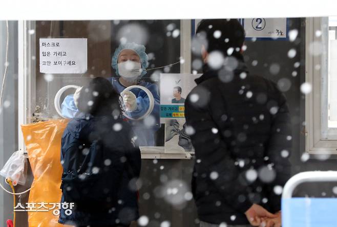 중부지방에 눈이 내린 19일 서울역광장에 마련된 서울시 중구 임시선별검사소에서 시민들이 코로나19 검사를 받고 있다.  김영민 기자