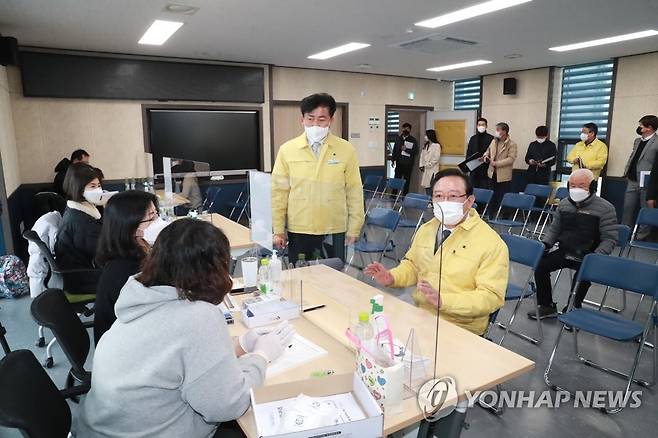 희망지원급 지급 종사자 격려하는 송철호 울산시장 지난 5일 오전 송철호 울산시장이 중구 우정동 행정복지센터를 찾아 희망지원금 지급 종사자들을 격려하는 모습. [울산시 제공. 재판매 및 DB 금지]