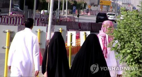 남성 보호자와 함께 외출하는 사우디 여성 [연합뉴스 자료사진. 재판매 및 DB 금지] 사진은 기사와 관련 없음.