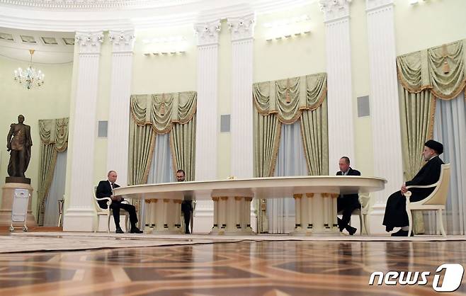 블라디미르 푸틴 러시아 대통령(왼쪽)이 19일(현지시간)모스크바 크렘린 궁에서 에브라힘 라이시 대통령(오른쪽)과 회담하고 있다. 2022.01.20/news1 © AFP=뉴스1