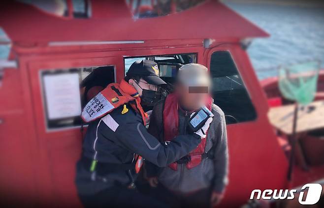 해상 음주운항 단속 현장 검문검색 활동 중인 해양경찰© 뉴스1