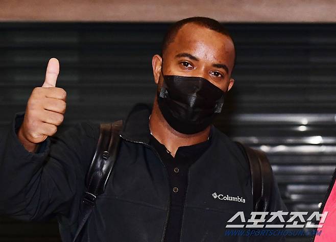 '엄지 척' 인사를 하고 있는 브리토.