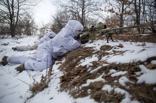 우크라이나군 저격수가 지상사격을 연습하고 있다. /로이터 연합뉴스