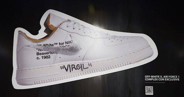 김우일 사진작가가 촬영한 버질 아블로 친필이 담긴 나이키 에어포스1 오프화이트 제품. 버질아블로가 디자인한 제품으로, 그가 하버드에서 초청 강연 했을 때 선보이며 설명한 작품이기도 하다. 전시측에선 버질 아블로를 추모하는 의미를 담아 작품을 선별하고 추모사를 담기도 했다.  /호아드 갤러리