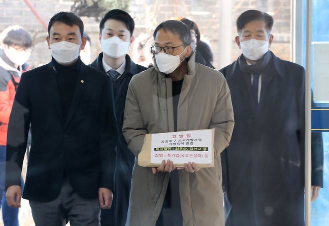 더불어민주당 김용민, 박주민 의원 등이 지난 6일 윤석열 후보의 장모의 양평 개발 특혜 의혹에 대한 고발장을 접수하기 위해 경기남부경찰청으로 들어서고 있다./뉴시스