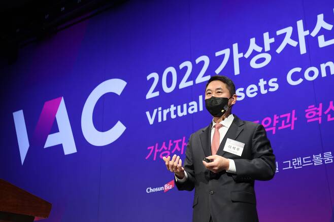 20일 오전 서울 중구 웨스틴조선호텔 그랜드볼룸에서 열린 "혁신, 도전, 미래" 조선비즈 '2022 가상자산 콘퍼런스'에서 이석우 두나무 대표가 강연을 하고 있다. /조선비즈