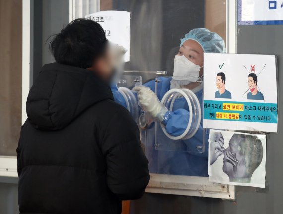 서울 중구 서울역 앞 코로나19 임시선별검사소에서 한 시민이 검체 검사를 받고 있다. /사진=뉴스1