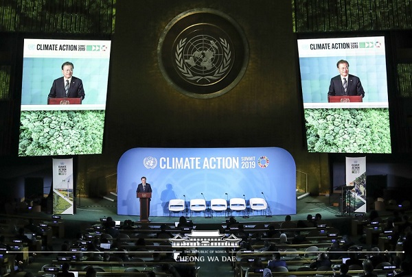 문재인 대통령이 지난 2019년 9월 23일(현지시간) 뉴욕 유엔 총회 회의장에서 열린 기후행동 정상회의에서 연설하고 있다. 당시 문재인 대통령이 ‘푸른 하늘의 날’을 전세계에 제안했다.(사진=청와대)